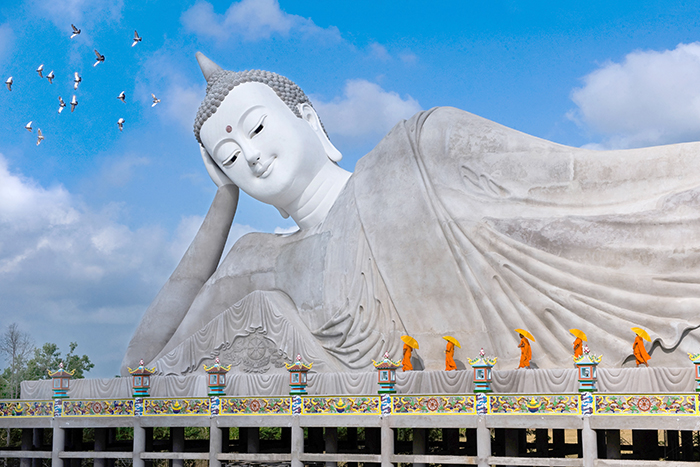 Khuôn viên chùa Som Rong có tượng Phật Thích Ca nhập niết bàn. Ảnh: Trần Minh Trí